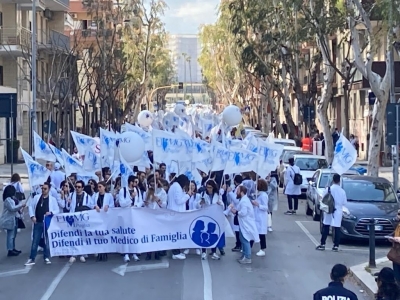 Medici in piazza a Bari: meno burocrazia e più risorse per il personale